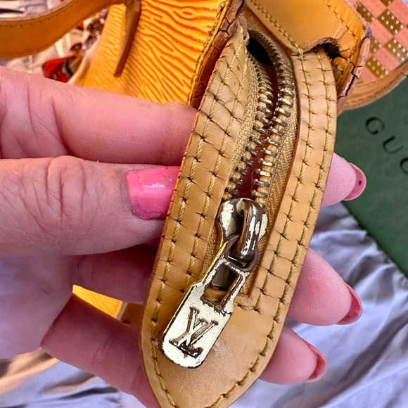 Auth LV Epi Saint Jacques Shoulder Bag - Picture 7 of 12